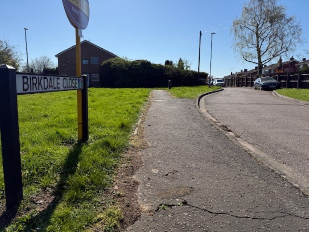 Lot: 97 - PARCEL OF FREEHOLD LAND WITH POTENTIAL - Entrance to Birkdale Close and road sign